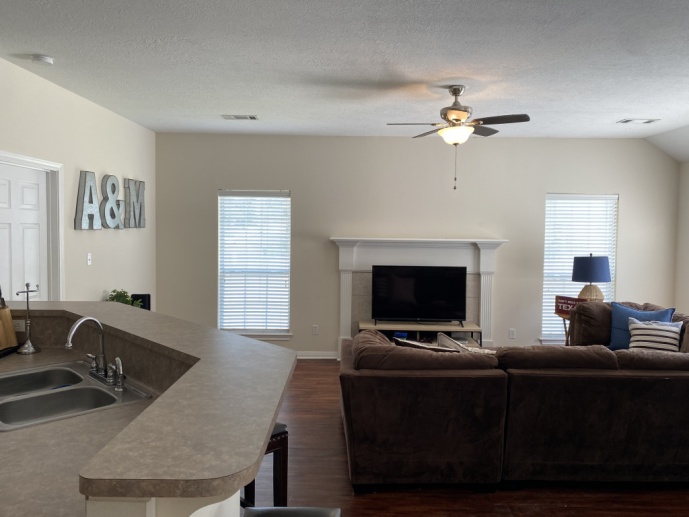 909 LINCOLN - ONE MINUTE FROM A&M W GARAGE & OPEN FLOOR PLAN