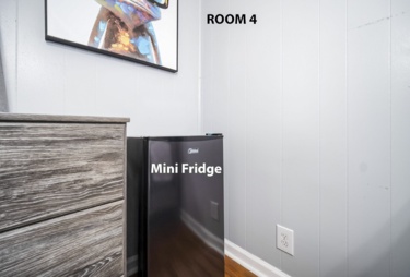 Room for Rent - Newly-renovated & cozy Jacksonville House with Smart TVs and Mini Fridges in every Room!