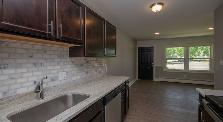 Beautifully Updated Ranch Style Unit In Royal Oak!