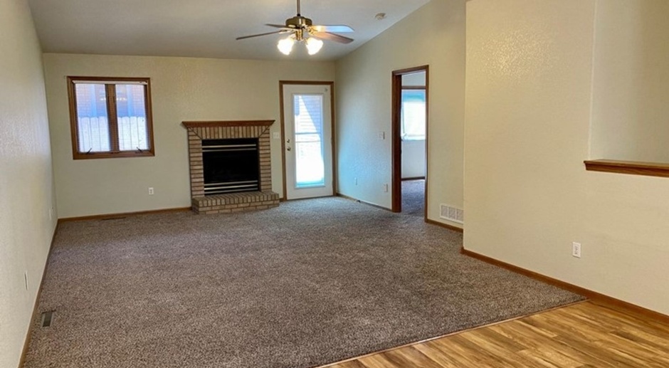 Amazing Townhome with Gas Fireplace & Central A/C 
