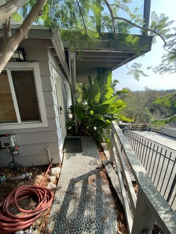 Spacious 1BD/1BA remodeled ocean/canyon view guesthouse