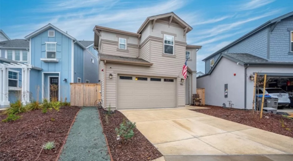 Newly Built 3 Bedroom/ 3 Bathroom home near Target, Costco and Sprouts!