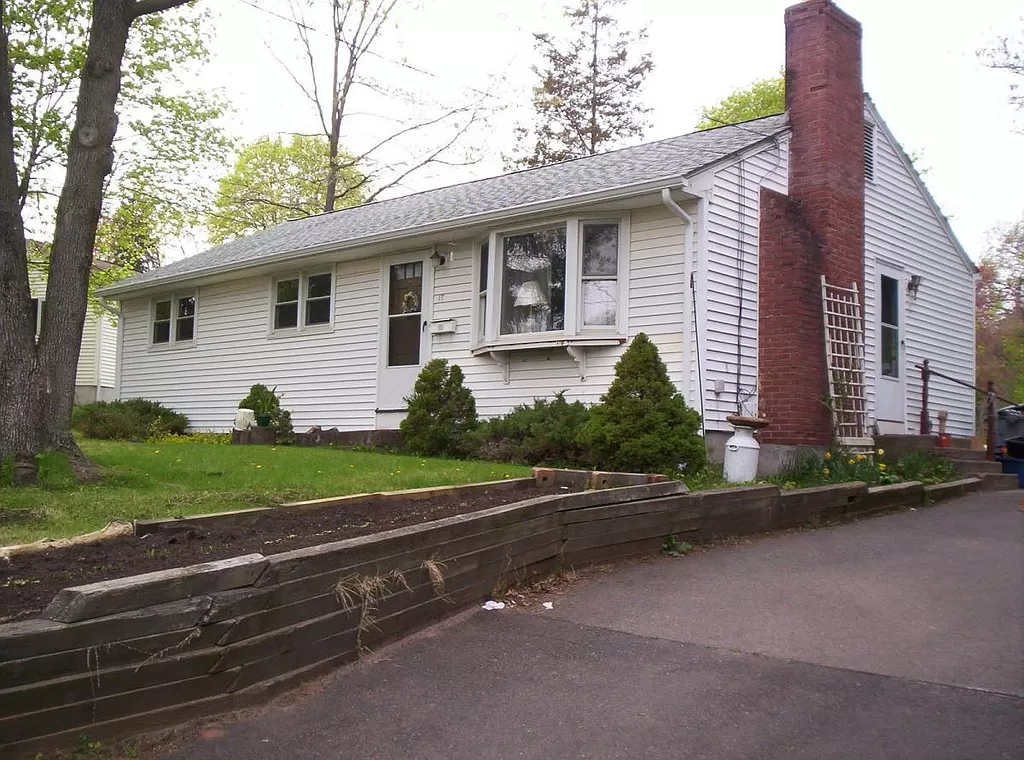 Houses Near Enfield 3 BR 2 Ba single family ranch for rent on quiet cul de  for Enfield Students in Enfield, CT