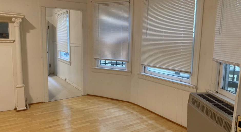 Beautiful Berkeley! One Bedroom apartment w/ Parking, Washer & Dryer and great central location!