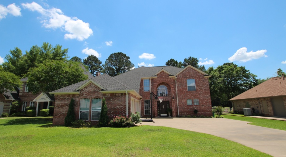 Stunning 4 bed 2.5 bath home in Oak Hurst Subdivision!