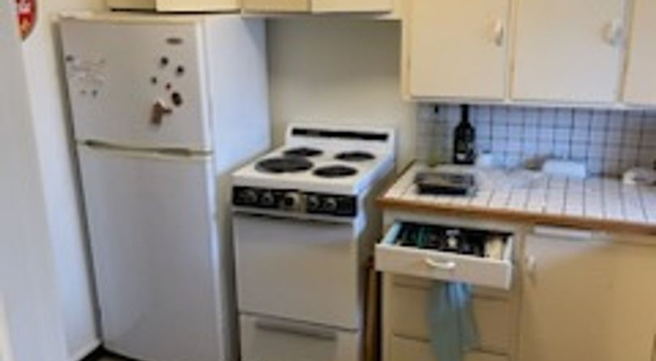 3 Bedroom Upper Unit Very close to Downtown and WWU 