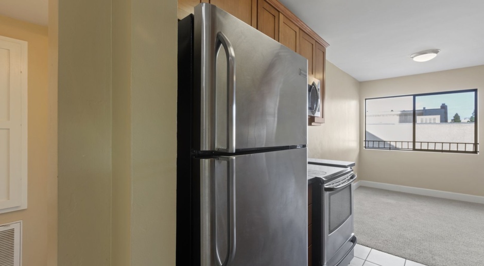 Available Now! 2 bedroom & 2 bath Condo in Westwood!