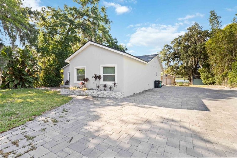 Beautiful Remodeled 3/2 Lakefront Home On 1.4 Acres on Lake Hourglass - NO HOA