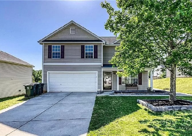 Houses Near Just move right into this 4 Bedroom 2.5 bath home!