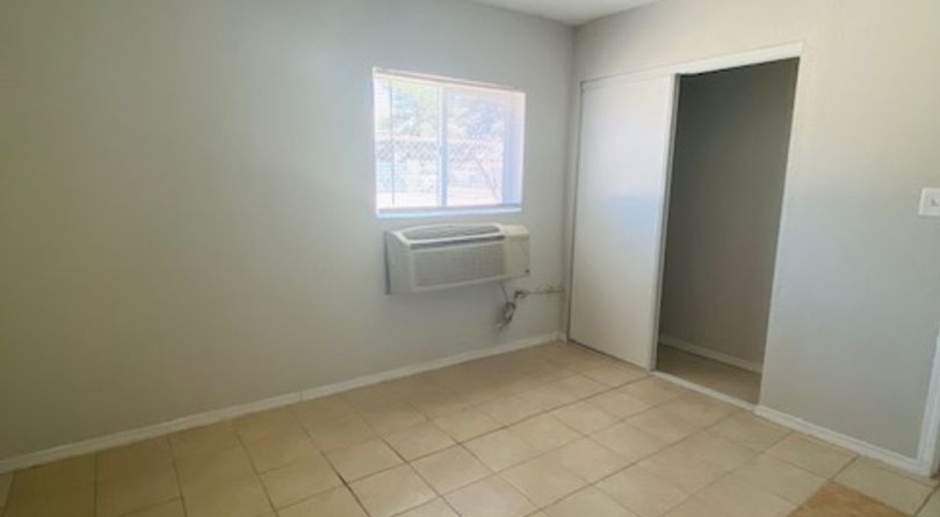 1 BEDROOM APPARTMENT SUPER CLOSE TO THE STRIP AND NORTH PREMIUM OUTLETS MALL, NEAR MANY RESTURANTS AND GROCERY STORES. 