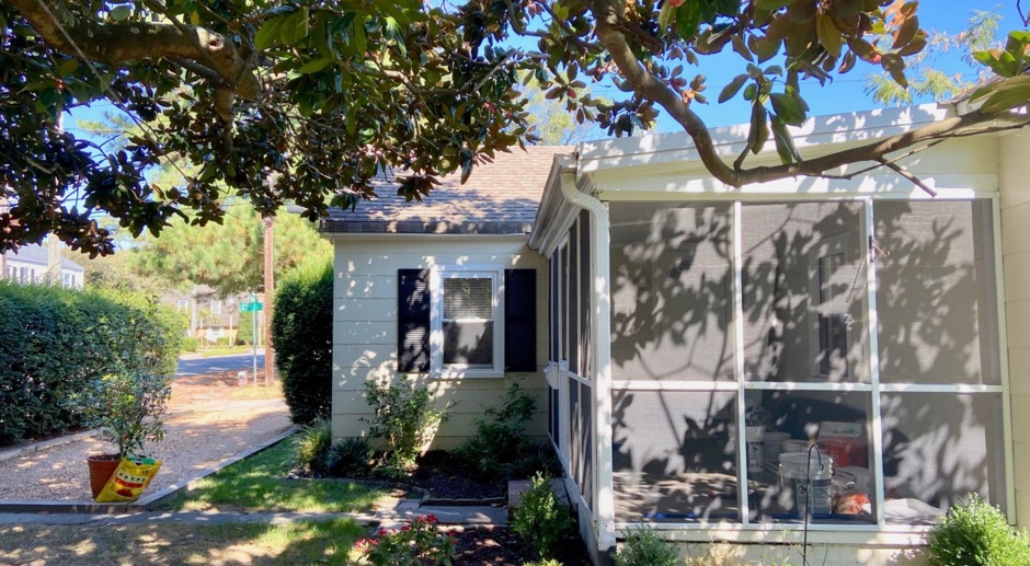 2BD/1BA Vintage Beach Cottage in Old Beach- Personal Driveway- Close to Beach! 