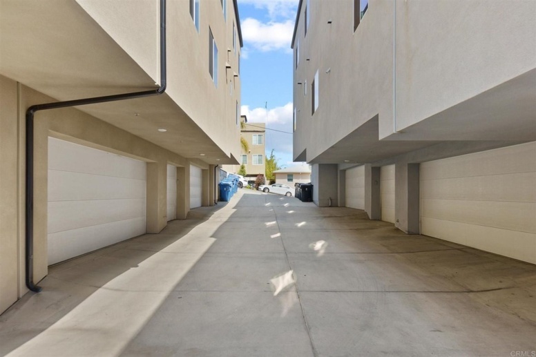 USD OFF-CAMPUS LUXURY TOWNHOME W/2 CAR GARAGE & ROOFTOP DECK