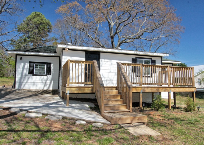 Houses Near Beautiful and renovated 3 BR/1 BA Ranch in downtown Flowery Branch!