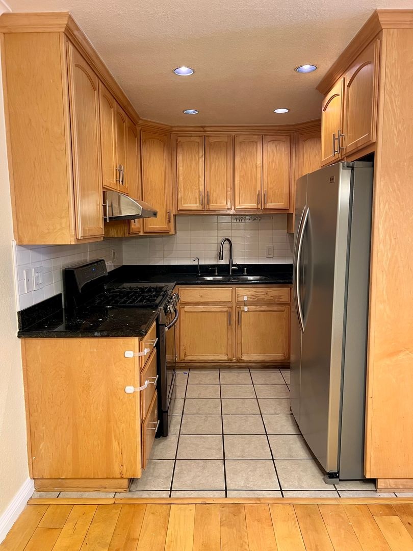 Nice 3 bed 2 bath home centrally located in Milpitas.