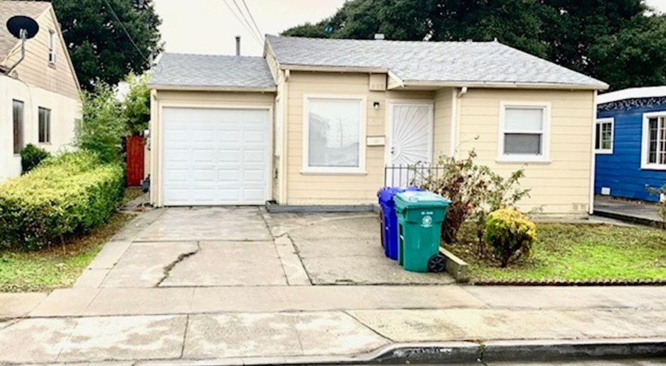 Great 2 bed 1 bath House with Garage in San Pablo -- AVAILABLE NOW !!!
