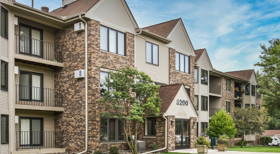 Oaks Lincoln Apartments & Townhomes