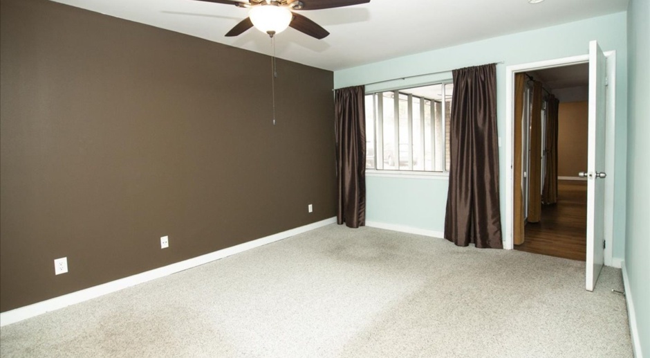 Spacious Ground Level 2bd/2ba w/ Screened In Patio, Pool, and in Great Location!
