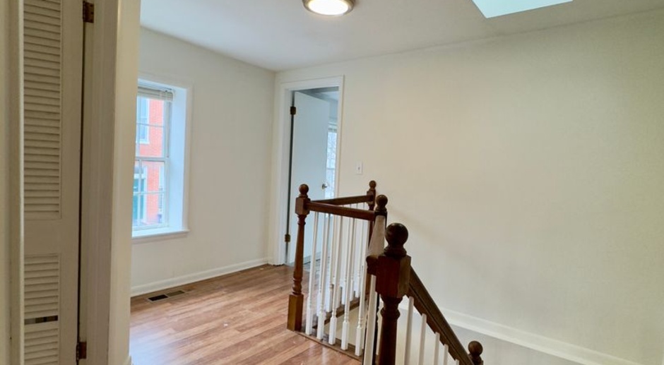 Charming 2-Bedroom Townhome with Modern Amenities in Baltimore