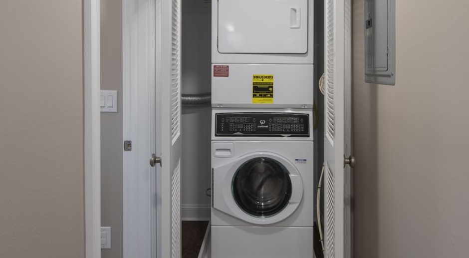 The Courtyard @ Clifton: In-Unit Washer & Dryer, Heat, Hot & Cold Water, Gas Included, and Cat & Dog Friendly