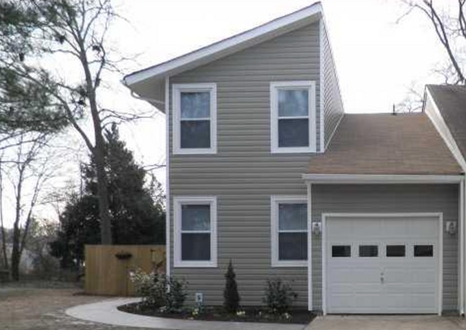 Houses Near 3 bedroom 2.5 bath, end unit townhome with garage 