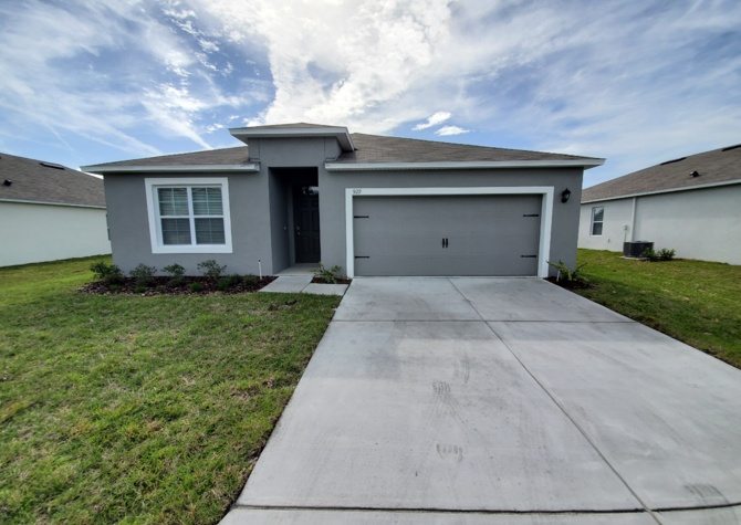 Houses Near NEWER 4Bd, located in Winter Haven!