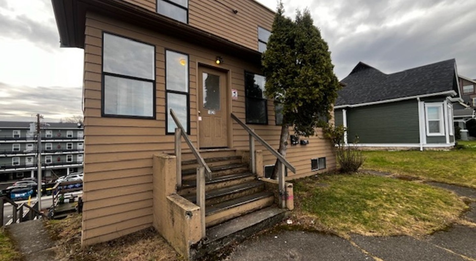 4 bedroom 2 bath unit close to downtown and WWU