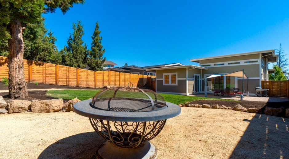 Sunny Frank Lloyd Wright Inspired Home in NW Bend! 2233 NW Deschutes