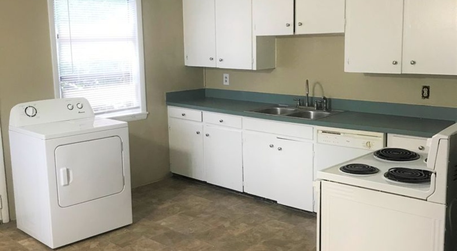 Pet Friendly House within walking distance of the Stadium and FSU!!