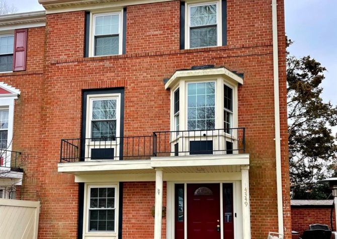 Houses Near Spacious, End-Unit Townhome in Alexandria