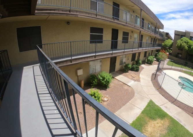Houses Near Gated community with amenities! Close to shopping and the freeway!