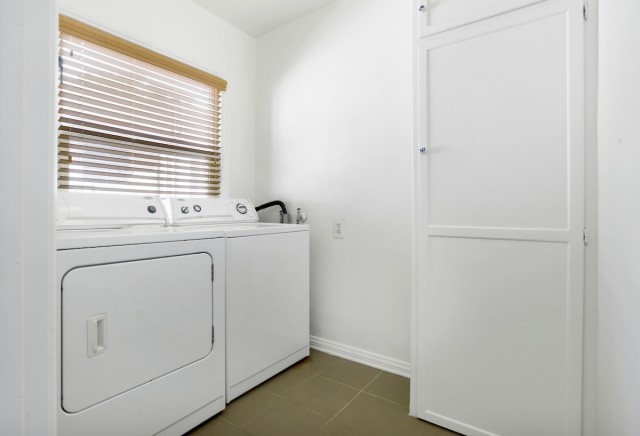 2024-2025 Pre Leasing- 3 Room 3 Bathroom Apt w/ Washer/Dryer in Unit