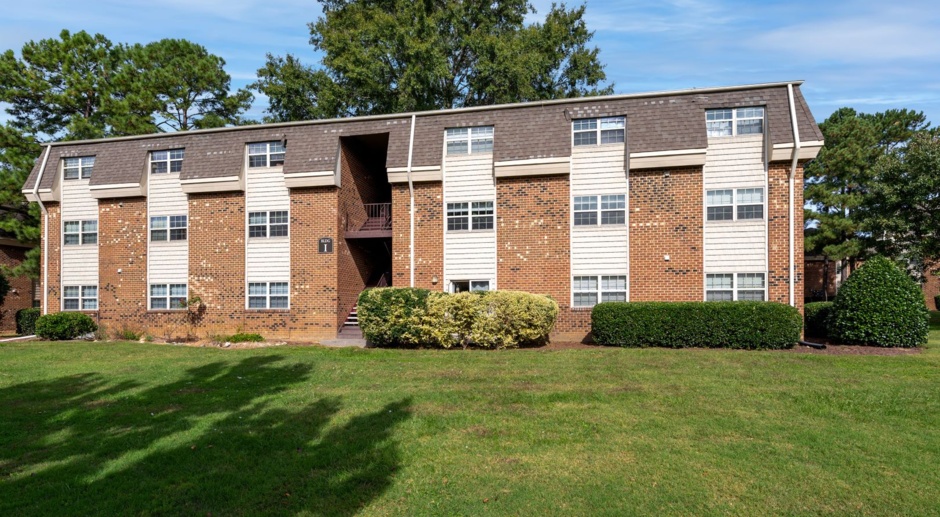 *One month free* Available now! Renovated 2 bedroom apartment in Collins Crossing of Carrboro!