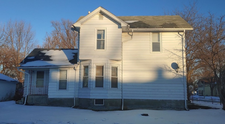 3 bed 1.5 bath house in Davenport available now!