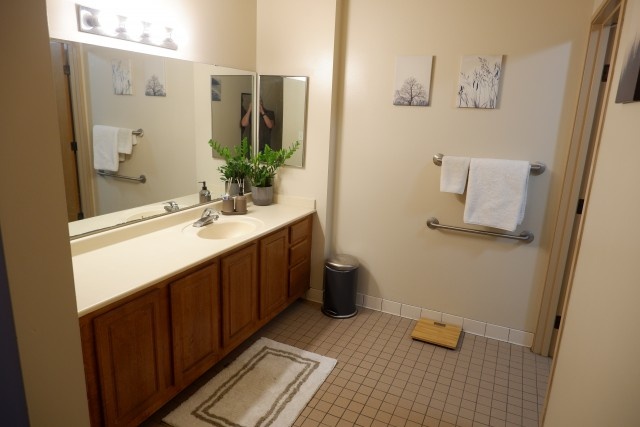 A Sunny Two Bedroom, One Bathroom Apartment near University of Minnesota