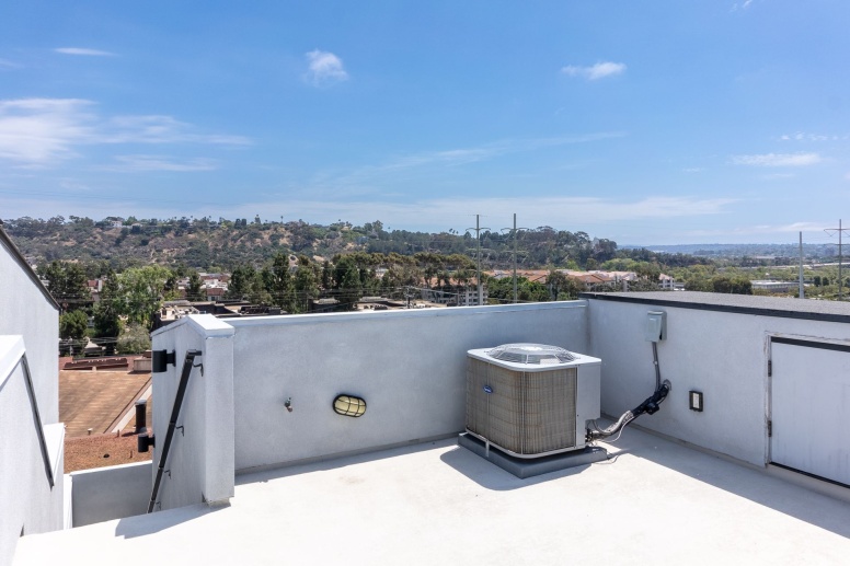 USD OFF-CAMPUS LUXURY TOWNHOME W/2 CAR GARAGE & ROOFTOP DECK