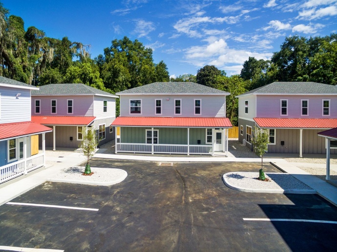 The Reef Apartments - Close to UF Campus!