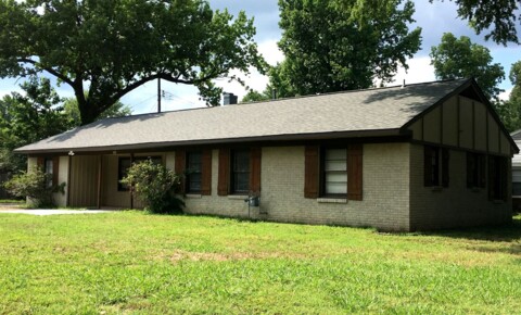 Houses Near U of M Over 1700 sq ft of living space! 2 bonus rooms! Pets are welcome, fees apply. for University of Memphis Students in Memphis, TN