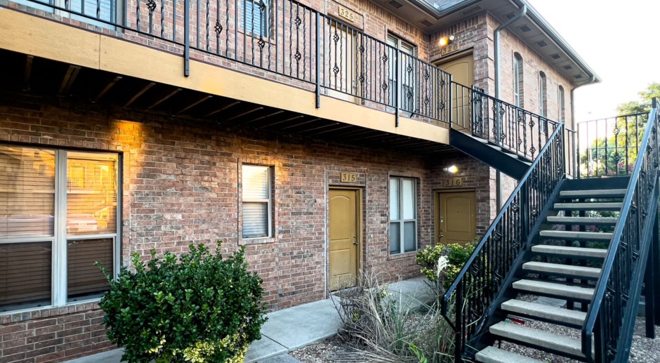 Spacious 2-Story Condo with Pool: Your Ideal College Student Home!