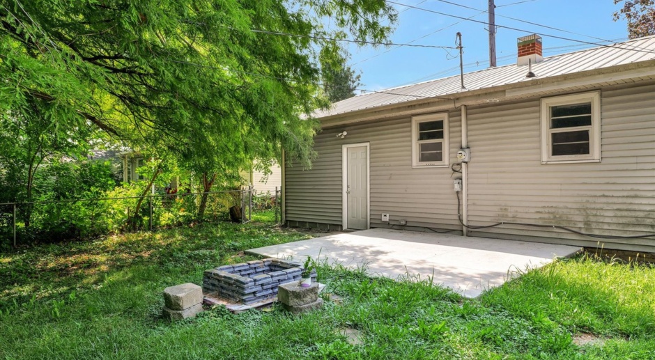 2 BED / 1 BATH HOUSE IN CENTRAL CHAMPAIGN WITH BEAUTIFUL SUNROOM
