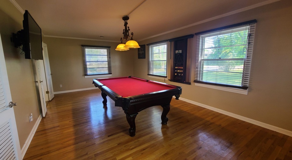Kennedy Drive Retreat - 4 bedrm with bonus and billards room - Available March!