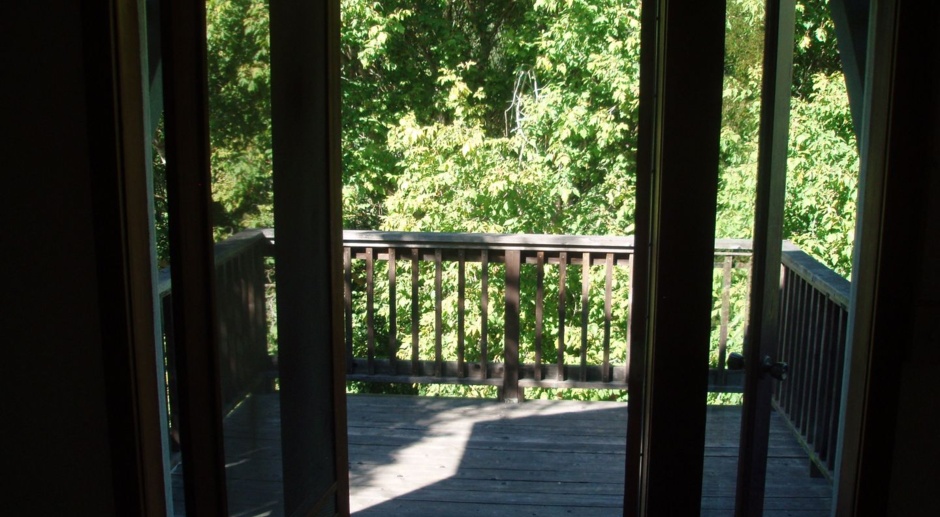 Beautiful river side! Decks with views!