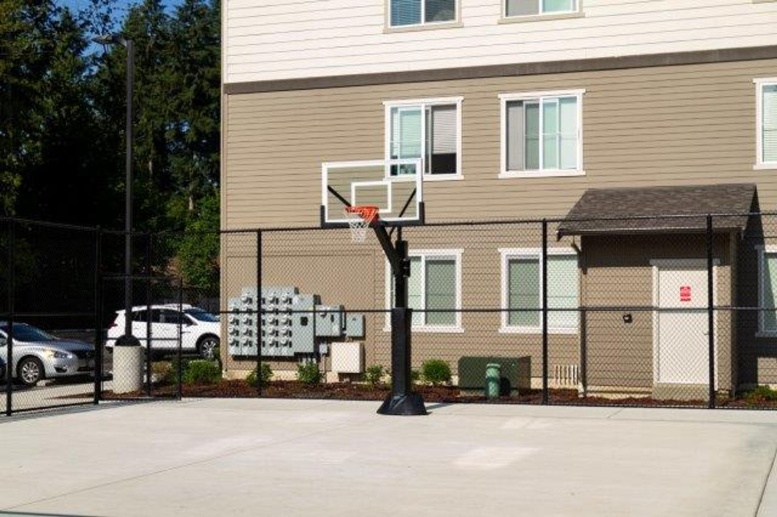 1 Bedroom in Gated Community! 24 Hr Gym, Seasonal Pool, and Dog Park! First floor!