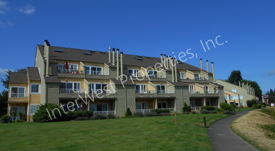 *1/2 OFF 1ST MONTHS RENT* 2 BD Condo with River View, washer/dryer, microwave and W/S/G&L included.