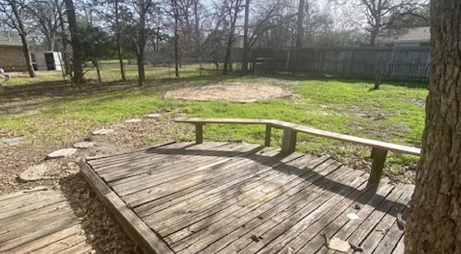 College Station - 3 Bedroom / 2 Bath House with 2 Living Rooms & Large Fenced