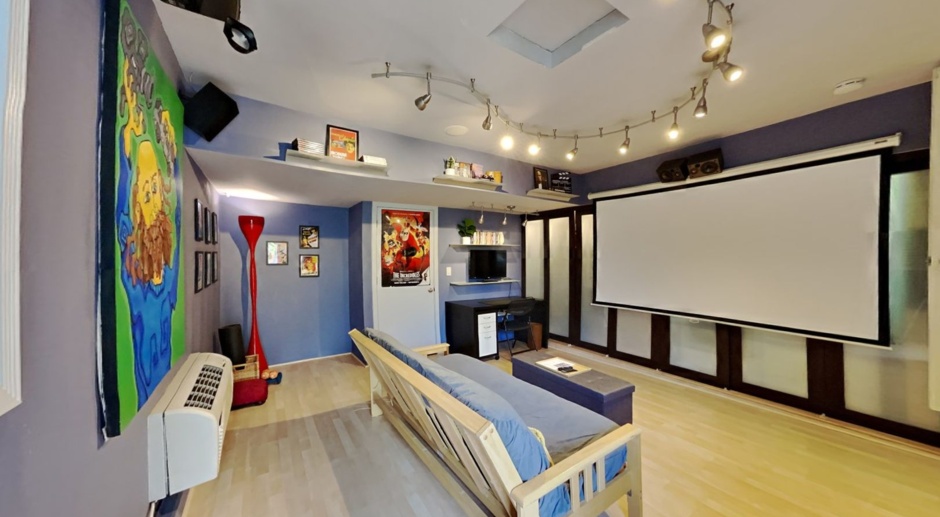 Movie Lover Retreat - Spacious Art Deco Home in Central Land Park