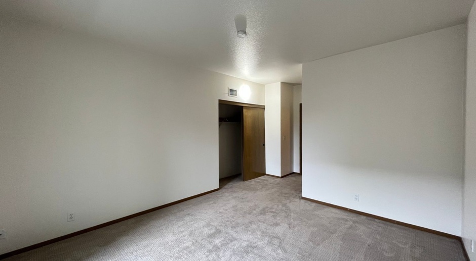 Tranquil 1 Bedroom River Place condo located on the Willamette River Walk! Garage Parking & A/C!
