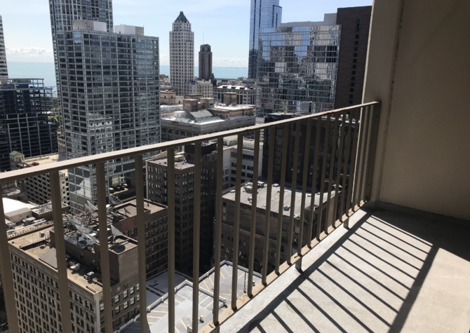 Houses Near Large 1br in the Loop w/balcony & heat included!