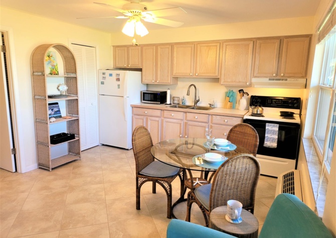 Apartments Near April 1-December 31-2024 -Come and enjoy laid back Island living in this waterfront condo in the Historic District of Marco Island !