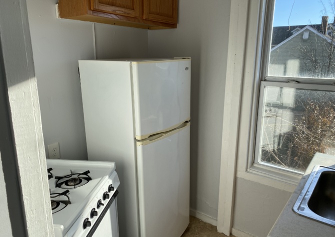 Houses Near [40 Winter St] 2nd floor, 1Bd/1Bth washer/dryer on site