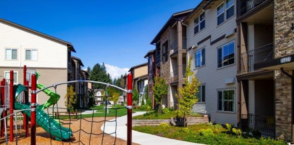 1 Bedroom in Gated Community! 24 Hr Gym, Seasonal Pool, and Dog Park! First floor!